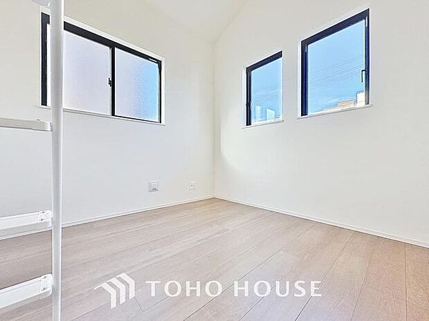 「明るい居室」温もりある自然光を感じていただける居室です。飽きのこないナチュラルなデザインの空間は、色褪せることのない心地良さを作ります。