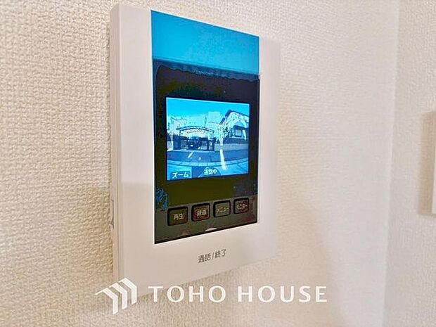 「見える安心」をカタチにしました。誰が来てもわかる様にモニター付きインターホンを設置。家事導線を考慮した個所に設置し、防犯性と利便性に優れ快適と安らぎを合わせた優しい設計。