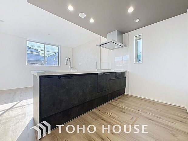 「床下収納・食洗機搭載キッチン。」大型の冷蔵庫やレンジボードもしっかり置ける広々としたキッチンスペースが大事。ゆとりある空間で作業ができるとお料理の腕も日に日に上がりそうな気がしてきます。