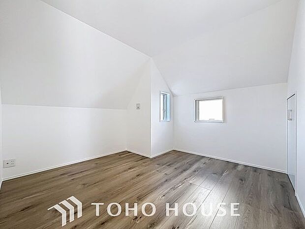 「洋室」お部屋のポテンシャルを最大限引き出すようコーディネートされた壁紙です。ナチュラルで落ち着いた雰囲気ながら、おしゃれな空間に仕上がったお部屋です。
