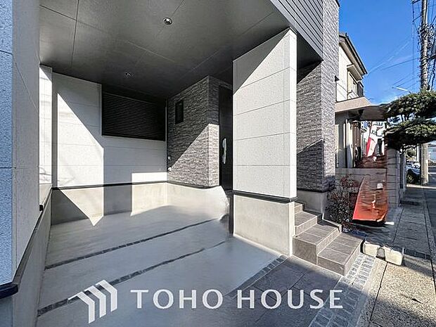 「EVコンセント対応。」駐車場付きの一戸建てですので、マンションと違い目の前に愛車を置いておくことができます。