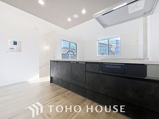 「安心感ある対面キッチン。」作業スペースを多くとった対面キッチン。夫婦そろってキッチンに立っても調理がしやすくゆとりある広さ。食器類もすっきりと片付く収納力が期待できます。家事をしながら会話も弾みま