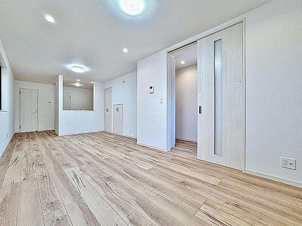 「寛ぎ空間。17帖リビング」空気感という居心地の良いＢＧＭは、心からのやすらぎと満足感を与えてくれます。通風と採光を考慮したリビングは地域の鼓動を感じながらお寛ぎ頂くことが可能です。