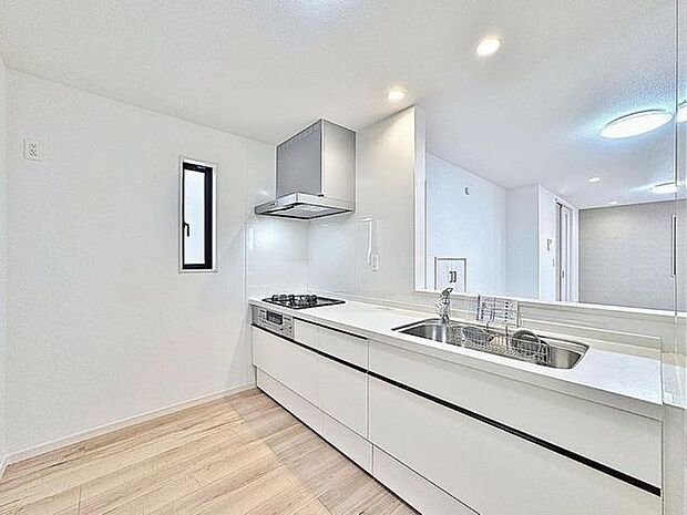 「美しく・使いやすい」優しい温もりを醸し出すカウンターキッチンは料理の為の配慮を散りばめられた仕様です。家事をしながらリビングの様子を見守れる安心感もあります。