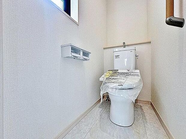 「温水洗浄便座付きトイレ」トイレは快適な温水洗浄便座付です。清潔感のあるホワイトで統一しました。いつも清潔な空間であって頂けるよう配慮された造りです。