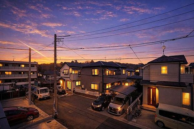 「穏やかな街並みの眺望」穏やかな街並みを一望しながら、爽やかな風と柔らかく降り注ぐ陽光を感じて頂けます。心地良い開放感が暮らしにゆとりと充足感をもたらします。