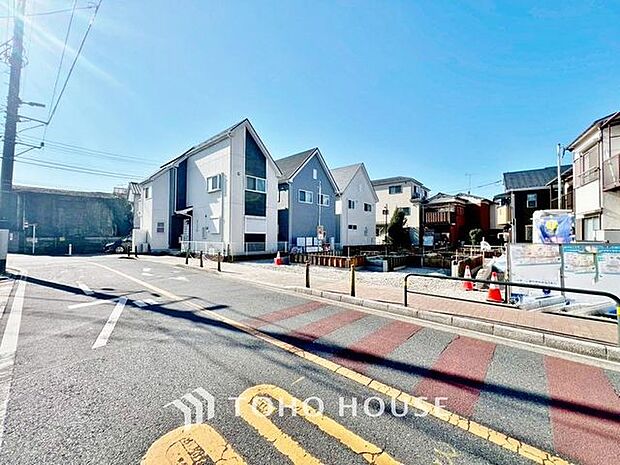 「現況」今日も、明日も、この街で、きっと誰かがしあわせになる物語が描かれていくはずです。同じ風景が毎日365日、まったく違う顔を見せてくれる。爽快な風も毎日やさしく頬をなででくれます。