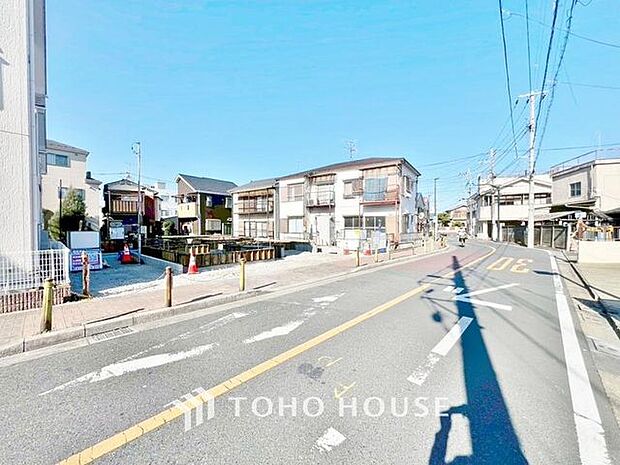 「利便性に優れた住環境。」小学校490m、スーパー769m。歩いて行ける距離にお買い物施設や教育施設が揃う街並み。子育て世帯も住みやすい、便利な住環境です。