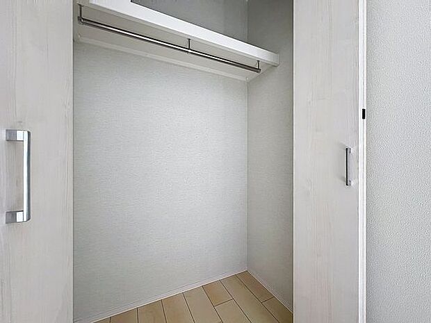 「各居室にクローゼットがあります。」全てのお部屋に収納を完備しています。普段のお洋服や、荷物を収納スペースに片付け、その分居室をしっかりと有効活用していただけます。