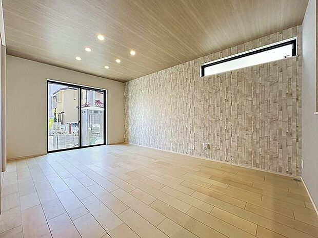 「アクセントクロスを採用したオシャレな内装です。」オシャレなアクセントクロスや建具・床材の木目をお楽しみいただけます。