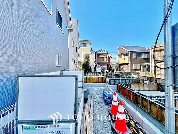 「現況」今日も、明日も、この街で、きっと誰かがしあわせになる物語が描かれていくはずです。爽快な風も毎日やさしく頬をなででくれます。