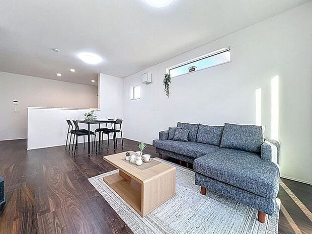 「15.5帖。ゆとりのLDK。。」広々約15帖のLDK。家族団らんの場やソファーでゆっくりとくつろぐスペースにオススメです。