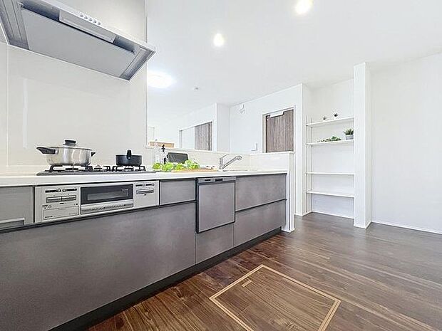 「家事時短の叶うキッチン◎」効率よくお料理ができる3口コンロ・食洗機・出し入れしやすいスライド収納を完備したシステムキッチン。確かな機能性を実感頂けます。