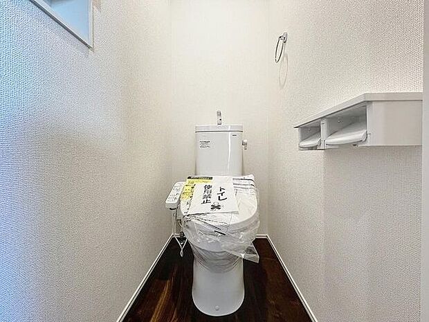 「温水洗浄便座付きトイレ」トイレは快適な温水洗浄便座付です。清潔感のあるホワイトで統一しました。いつも清潔な空間であって頂けるよう配慮された造りです。