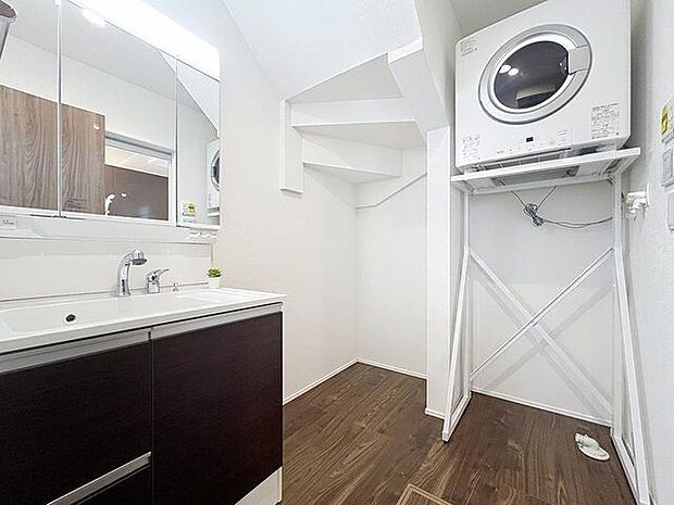 「洗面台」洗面台には三面鏡を採用。身だしなみを整えやすい事はもちろんですが、鏡の後ろに収納スペースを設ける事により、散らかりやすい洗面スペースをすっきりさせる事が出来るのも嬉しいですね。