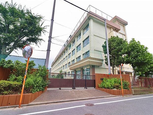 葛飾区立葛美中学校まで約684m。