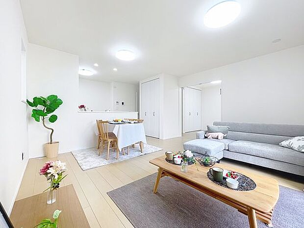 「リビングダイニング」柔らかな色合いが優しい雰囲気のお部屋は、格別の居心地の良さを感じて頂けます。採光窓から零れる陽光に癒されてください。