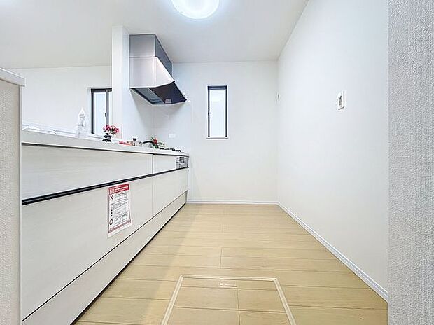 「窓あり×キッチン」コンロ横にスリット窓を設置することで通気性と明るさを取り入れました。