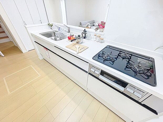 「対面式キッチン仕様」キッチンスペースは、ゆとりの広さを確保。開放的な対面式キッチンなので、ご家族との会話を楽しうことはもちろん、お子様を見守りながら家事時間を進められます。