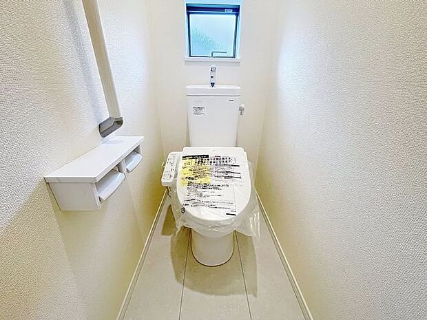 「窓あり×トイレ」水周りはシンプルに清潔感のあるホワイトで統一。換気出来るよう、窓も完備することで、いつも清潔な空間であって頂けるよう配慮しました。