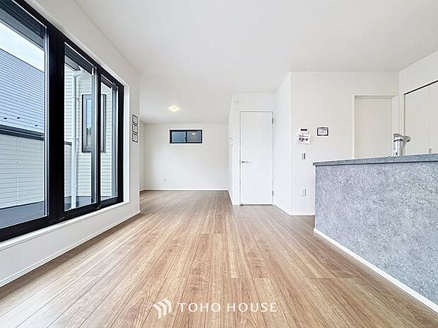 「ふれあいを大切にするリビング階段を配したLDK」居心地の良いリビングダイニングには自然と家族みんなが集まってきます。明るく穏やかな空気のなかで飲んだり、食べたり、笑ったり。