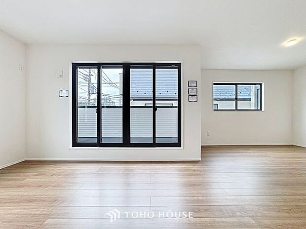 「プライバシーを確保できる、ゆったりくつろげる開放感に満ちた2階リビング。」家族の暮らしに思いを馳せて、日常のワンシーンを表現した空間。シンプルな機能美とスマートな空間美。