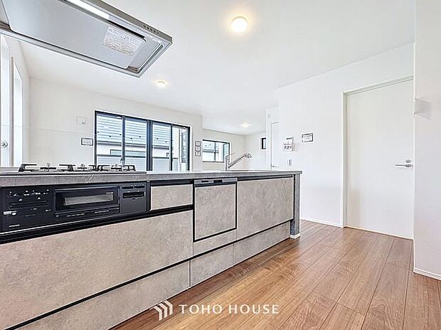 「L型カウンターキッチン。」効率よくお料理ができるコンロ・収納を完備したシステムキッチン。確かな機能性を実感頂けます。