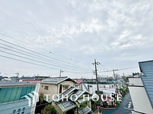「穏やかな街並みの眺望」穏やかな街並みを一望しながら、爽やかな風と柔らかく降り注ぐ陽光を感じて頂けます。心地良い開放感が暮らしにゆとりと充足感をもたらします。
