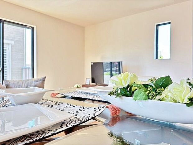 「南向き。陽当り良好。」大きな窓辺からの日差しが暖かい室内は、自然と住まう人の気分も明るくなり、リビングでの素敵なワンシーンが演出されます。