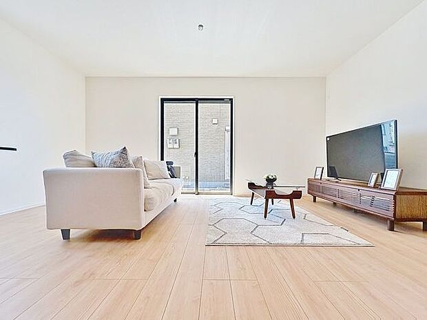 「居心地の良いリビング」溢れる開放感を手中に収めることができるゆとりあるリビングダイニングです。心地よい光と風を運んでくれる、おだやかな空気に纏われた住まいです。