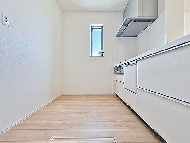 「美しく＆使いやすいキッチン」優しい温もりを醸し出すカウンターキッチンは料理の為の配慮を散りばめられた仕様です。家事をしながらリビングの様子を見守れる安心感もあります。