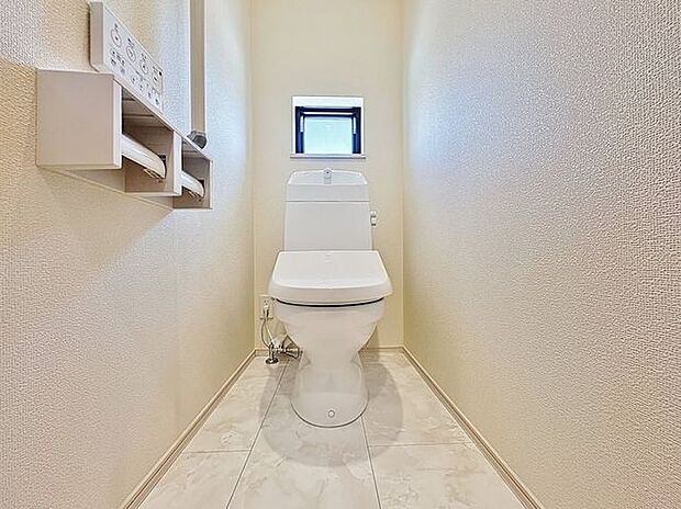 「水周りはシンプルに清潔感のあるホワイトで統一」収納が付いて実用性も兼ね備えた造り。換気出来るよう、窓も完備。いつも清潔な空間であって頂けるよう配慮しました。