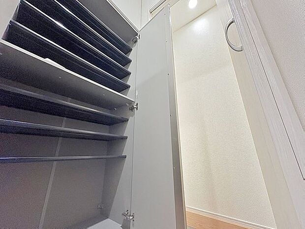 「収納の多さも魅力」使い勝手の良い収納棚を設置しております。居住スペースを充分に確保することができる為、ゆとりある室内で、ゆっくりとご寛ぎいただけます。