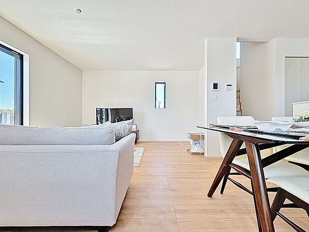 「自分らしい家造りを楽しめる」落ち着いたカラーコーディネートの室内。インテリアやファブリックで、オーナー様好みのテイストデザインを取り入れて頂けます。