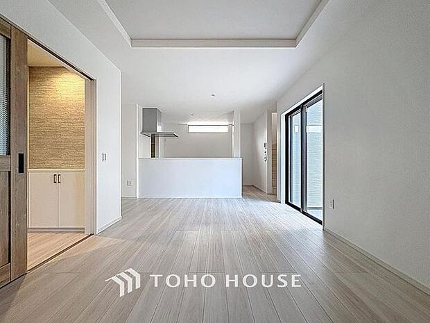 「約17帖のLDK。」穏やかな光が明るくリビングルームを包みます。心地よい空間が、ご家族のかけがえのない時間に優しく寄り添います。