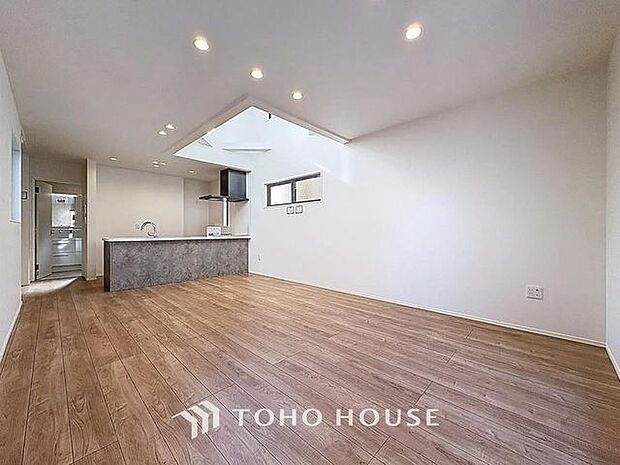 「約17帖のLDK。」くつろぎを愉しむリビングルームは憩いの場となります。リビングとダイニングの空間機能を活かし、巧みに使い分ける発想が、ライフスタイルに新しいゆとりをもたらします。