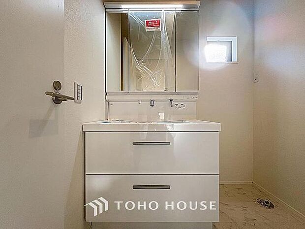 「シャワー機能付き洗面台」シンプルだからこそ使いやすい。スタンダードなデザインの洗面ボウルは清潔感あるホワイトです。