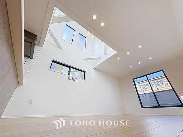 「リビングは開放的な空間です。」吹抜けのあるお家の最大の特徴は開放感です。採光性や風通りも良く、「住まいの中心」となる空間にできます。