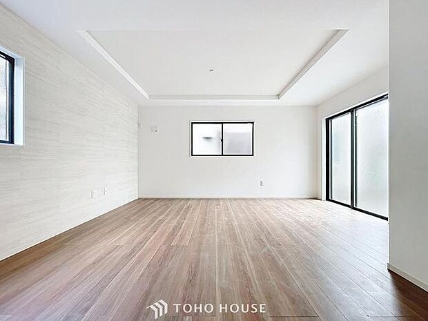 「3面採光で陽当たり・通風良好。」忙しい朝でも、しっかり家族が揃って食事をして頂けるゆとりある大きさのダイニングスペース。手料理をテーブルで囲む素敵な時間を存分に愉しんで下さい。
