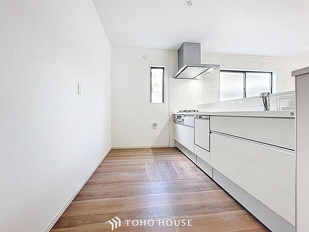 「キッチン」大型の冷蔵庫やレンジボードもしっかり置ける広々としたキッチンスペースが大事。ゆとりある空間で作業ができるとお料理の腕も日に日に上がりそうな気がしてきます。