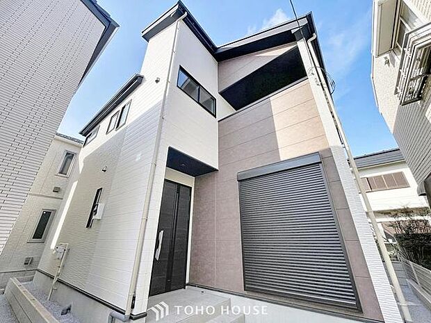 「約21帖LDK・収納豊富な邸宅です。」広さにゆとりのあるＬＤＫは、家具のレイアウトも自由自在。ご家族の理想のスペースが作り上げられます。素敵なインテリアに囲まれて自分好みの空間へ。