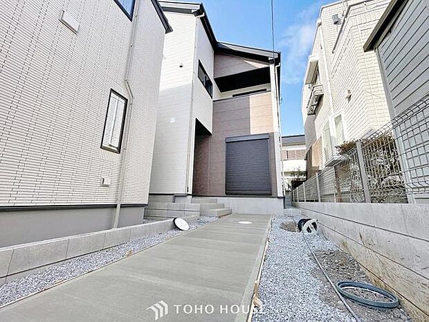 「2台駐車可能なカースペース。」駐車場付きの一戸建てですので、マンションと違い目の前に愛車を置いておくことができます。