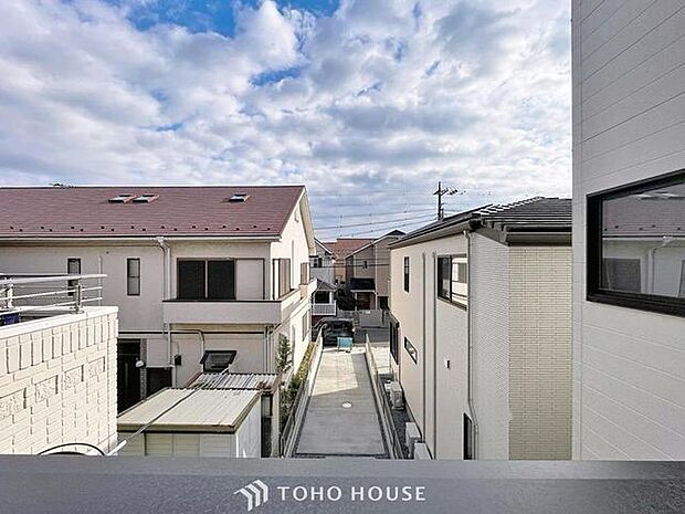 「穏やかな街並みの眺望」穏やかな街並みを一望しながら、爽やかな風と柔らかく降り注ぐ陽光を感じて頂けます。心地良い開放感が暮らしにゆとりと充足感をもたらします。