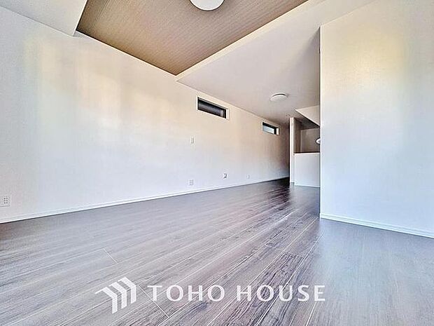 「彩りある新生活のスタート。」観葉植物などをディスプレイしたり、自分好みの空間を作り上げることでより楽しい新生活がスタートできそうですね。