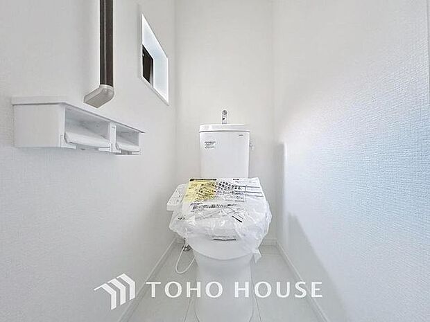 「温水洗浄便座付きトイレ」トイレは快適な温水洗浄便座付です。清潔感のあるホワイトで統一しました。いつも清潔な空間であって頂けるよう配慮された造りです。