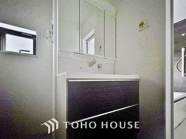 「シャワー機能付き洗面台」シャワー機能付きの洗面台にはワイドな三面鏡、使いやすい横長ボウル、スマートに収まる収納と充実しています。あわただしい朝の洗面タイムに心強い設備です。