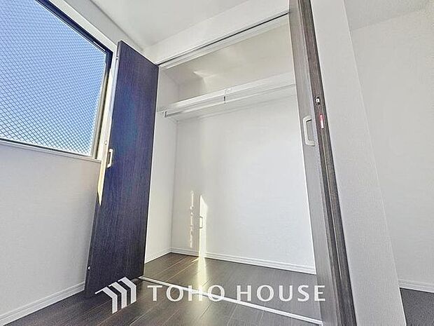 「収納完備」居室には収納スペースを完備し、自由度の高い家具の配置が叶うシンプルな空間です。