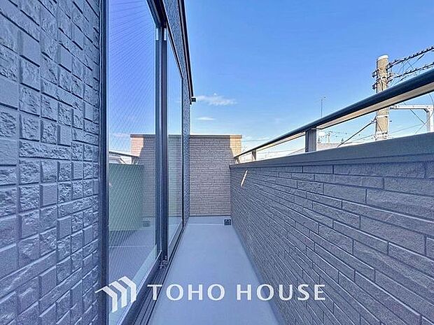 「南東向きバルコニー」頬をなでる優しい風を感じることが出来るバルコニー。