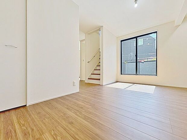 「居心地の良いリビング」溢れる開放感を手中に収めることができるゆとりあるリビングダイニングです。心地よい光と風を運んでくれる、おだやかな空気に纏われた住まいです。