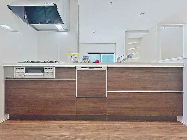 「会話弾む対面キッチン」お部屋の雰囲気に溶け込む、インテリアの一部のようなオープンキッチンです。リビングにいるご家族とのおしゃべりを楽しみながらの作業が可能です。